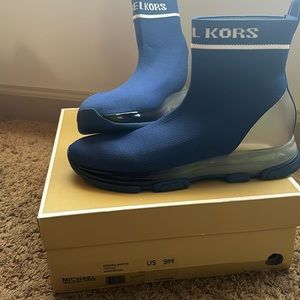 Women’s 9 Michael Kors sock shoe